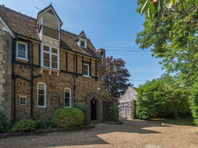 House for sale in Fole, Surrey