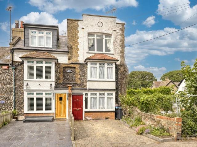 House for sale in Upton, Acol