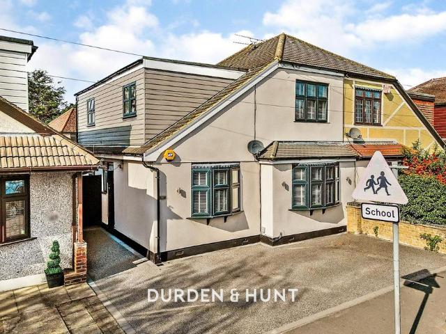 House for sale in South Hornchurch, Greater London