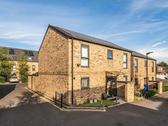 House for sale in Harrow Weald, Greater London