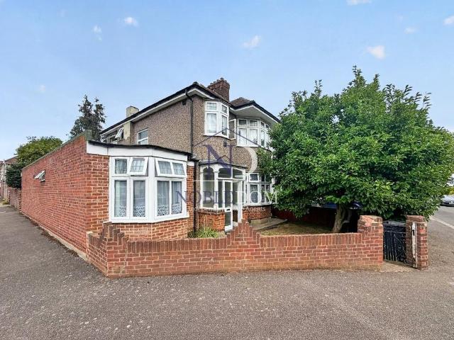 House for sale in Lampton, Greater London