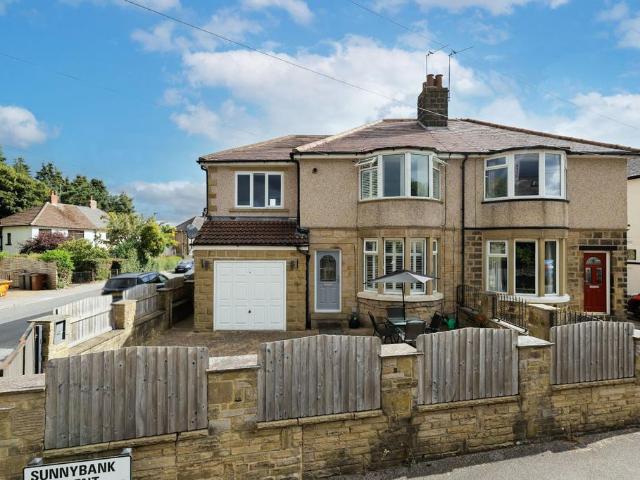 House for sale in Rufford Park, Yeadon