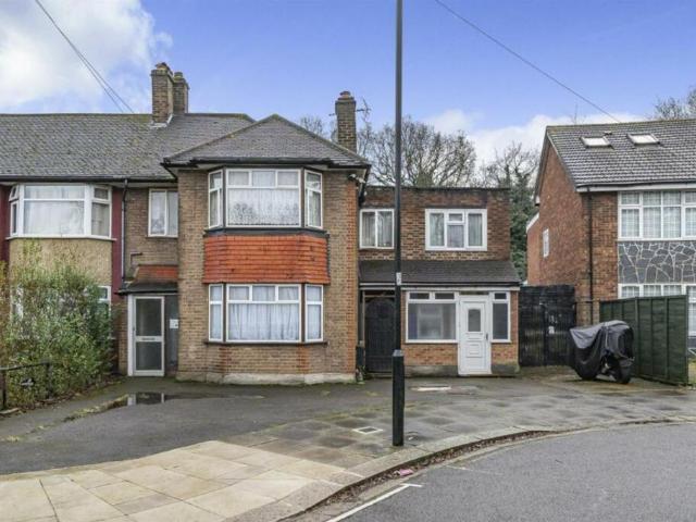 House for sale in London Borough of Ealing, Perivale