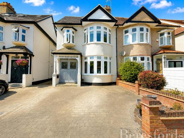 House for sale in Gidea Park, Greater London