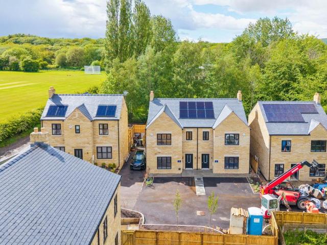 House for sale in Simmondley, Charlesworth