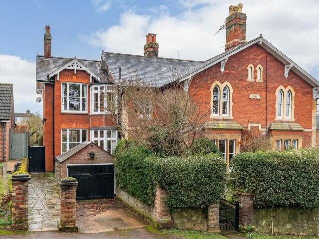 House for sale in Kings Hill, Colliers End