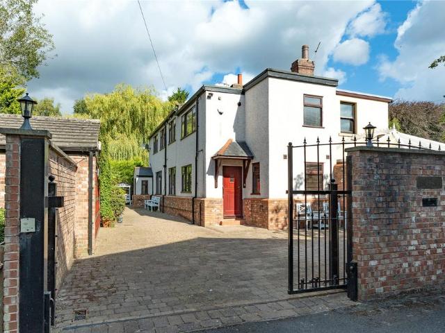 House for sale in Farsley, West Yorkshire
