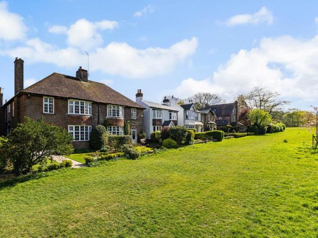 House for sale in Hatching Green, Five Acres