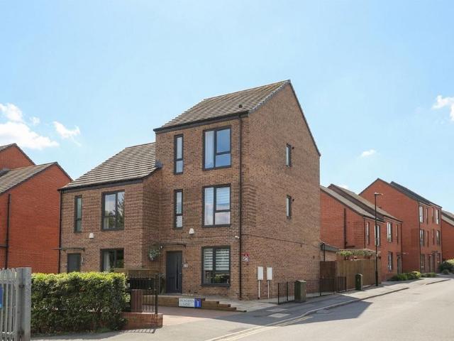 House for sale in Manor Top, Intake