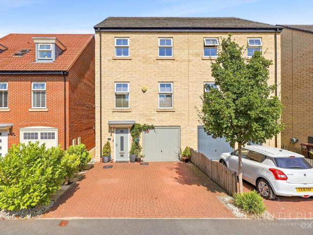 House for sale in Ackworth Moor Top, West Yorkshire