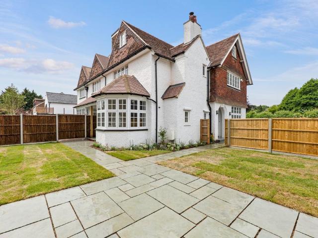 House for sale in London Borough of Croydon, Sanderstead