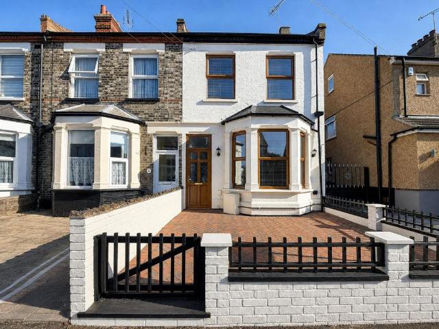 House for sale in Dale Hill, Essex