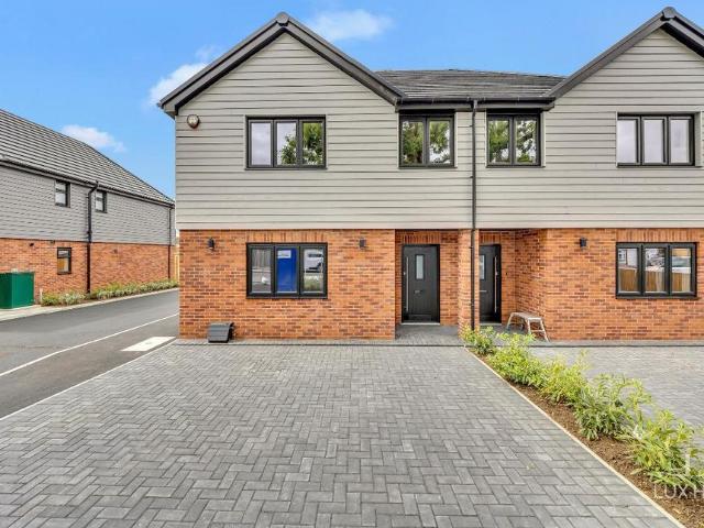 House for sale in Stanford-le-hope, Essex