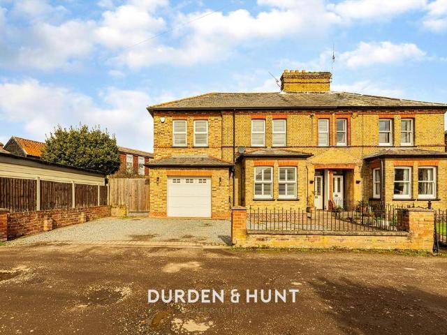 House for sale in Ongar, Epping