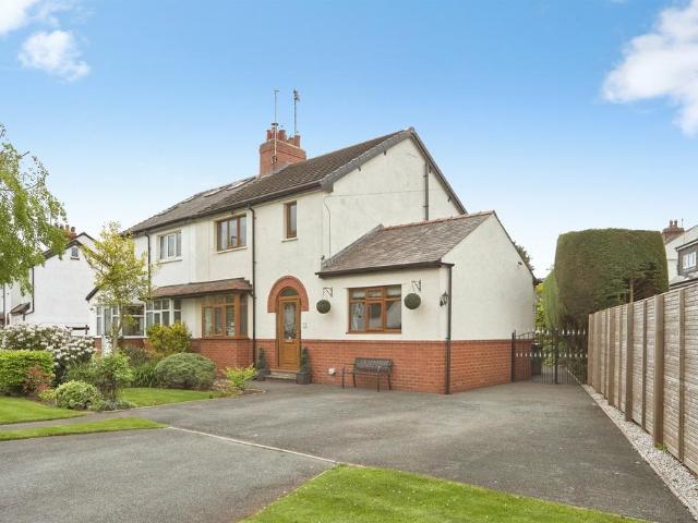 House for sale in Tranmere Park, Guiseley