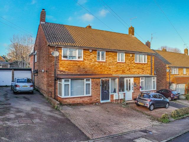 House for sale in Counters End, Pouchen End