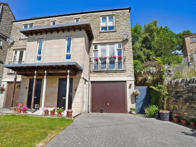 House for sale in Greetland, West Yorkshire