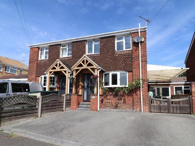 House for sale in Hedge End, Helford