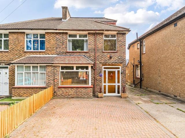 House for sale in Caterham on the Hill, Hillview