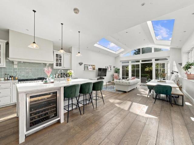 House for sale in Brondesbury Park, Greater London