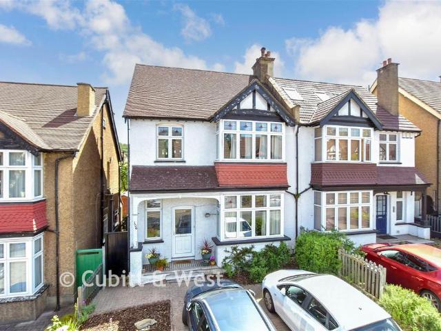 House for sale in London Borough of Croydon, Sanderstead