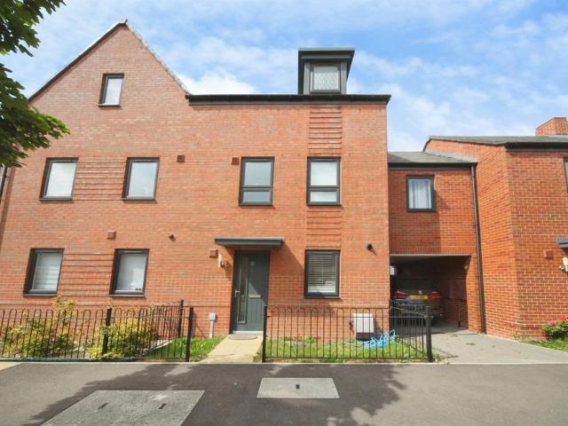 House for sale in Houghton Regis, Bedfordshire