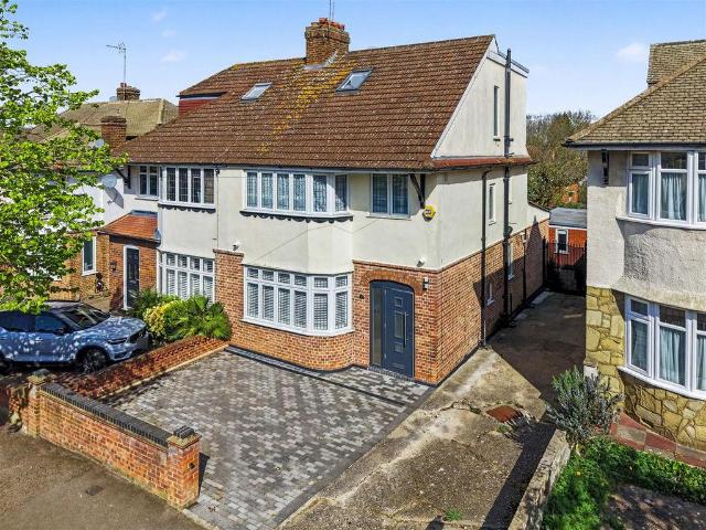 House for sale in Chingford, Greater London