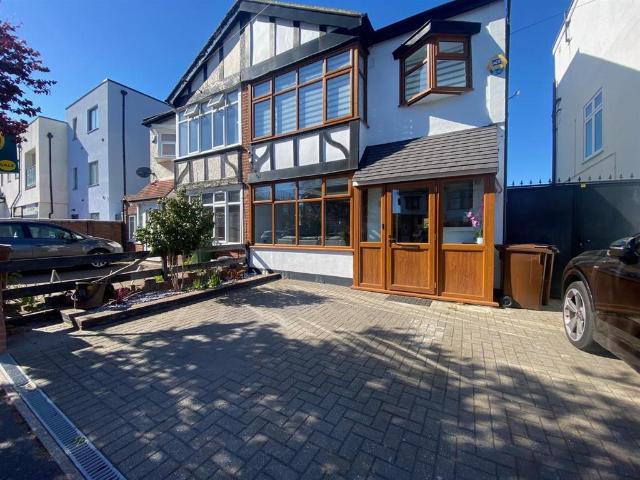 House for sale in Chingford Mount, Highams Park