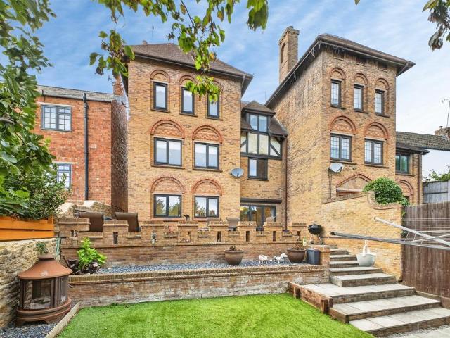 House for sale in Sunnyside, West Northamptonshire