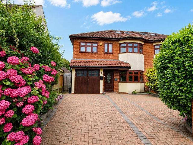 House for sale in Roundshaw, Greater London