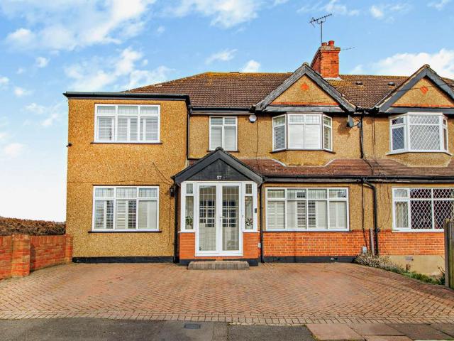 House for sale in Hatch End, Greater London