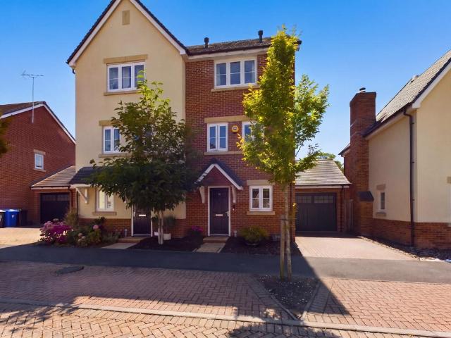 House for sale in Blackwater and Hawley, Farnborough