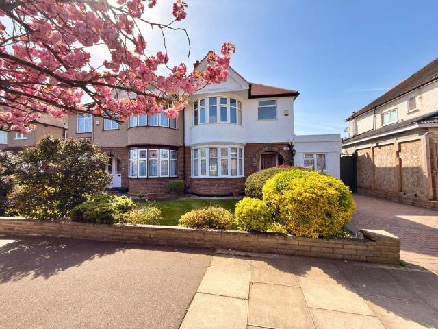 House for sale in Harrow Weald, Greater London