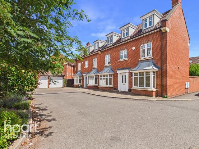 House for sale in Gidea Park, Greater London