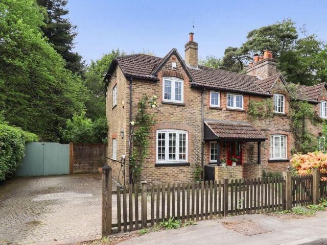 House for sale in Heol-las, Surrey