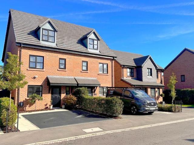 House for sale in Poynton-with-Worth, Poynton