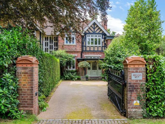 House for sale in Hillview, Surrey