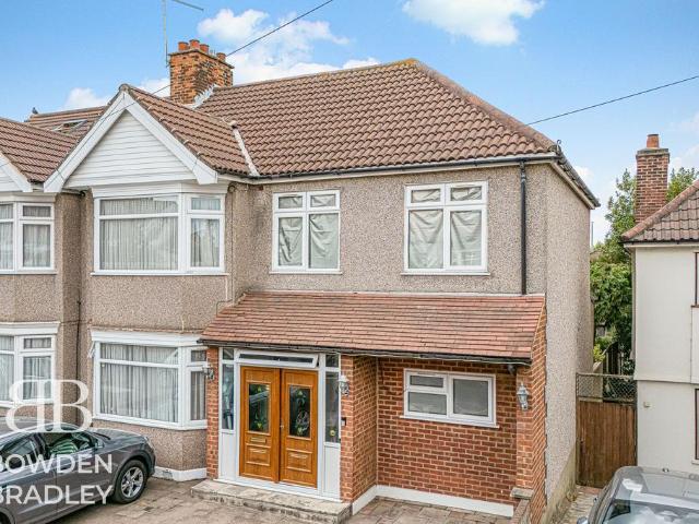 House for sale in Gants Hill, Greater London