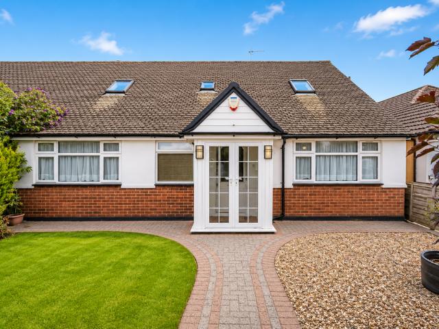 Bungalow for sale in How Wood, Five Acres