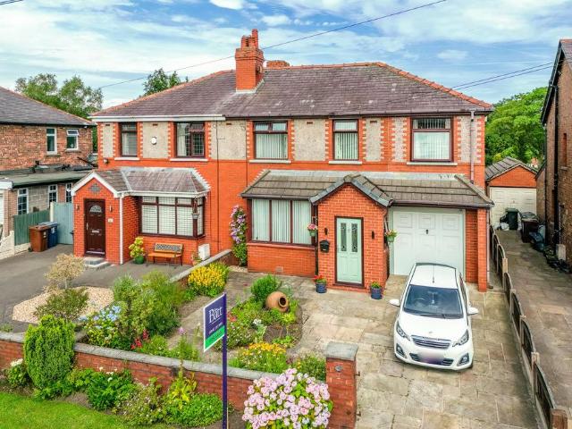 House for sale in Roby Mill, Lancashire