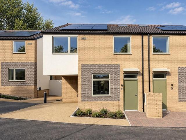House for sale in Kingswood