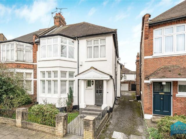 House for sale in Winchmore Hill, Edmonton