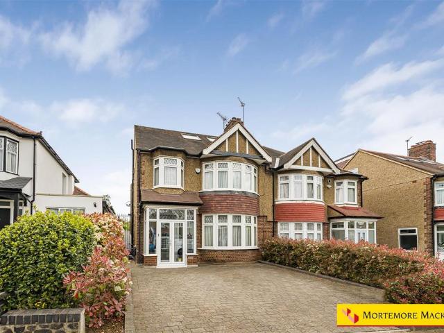 House for sale in Winchmore Hill, Edmonton