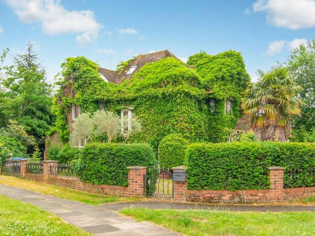 House for sale in Kingsbury, Greater London