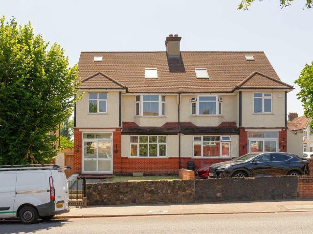 House for sale in London Borough of Croydon, Waddon