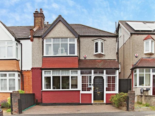House for sale in London Borough of Croydon, Sanderstead