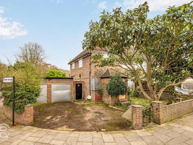 House for sale in London Borough of Ealing, Perivale