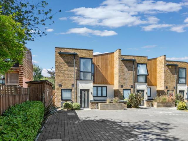 House for sale in Clapham Park, Greater London
