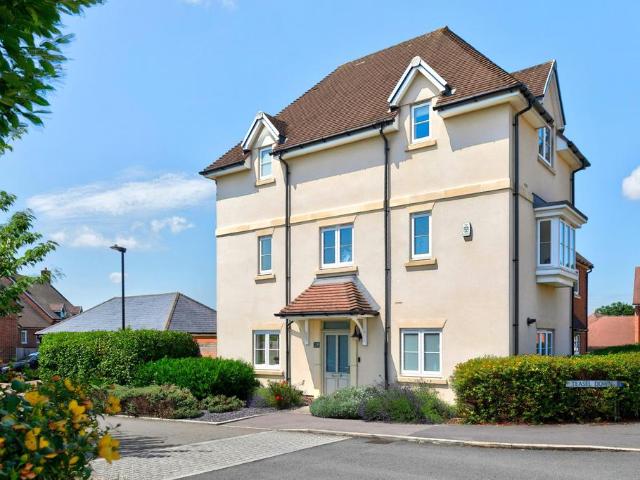 House for sale in Warfield