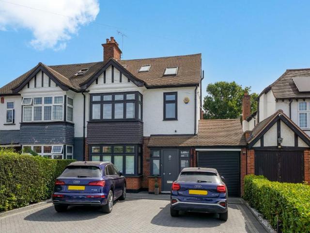 House for sale in Harrow Weald, Greater London